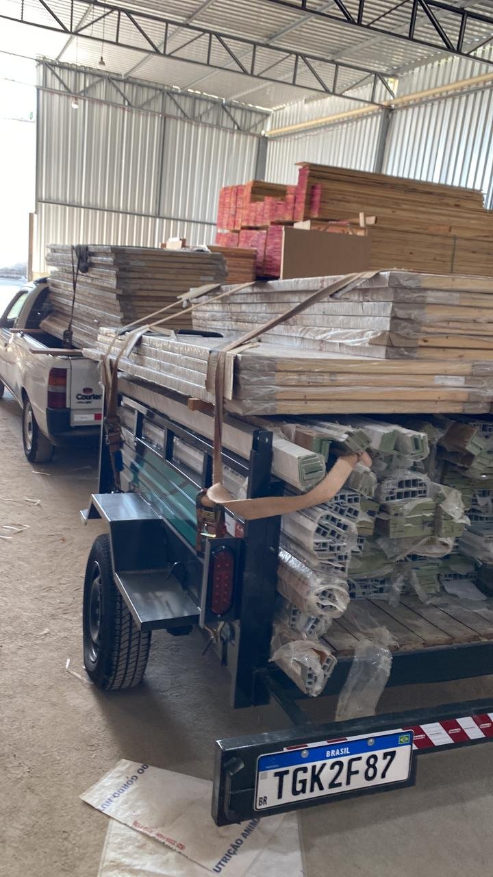Materiais organizados para transporte